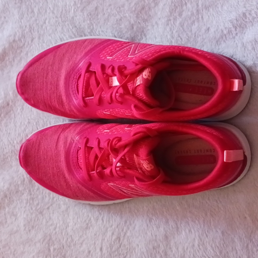 Tennis shoes